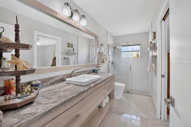 Beautifully updated 4BR/3BA pool home w/long lake views in - photo 29
