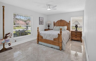 Beautifully updated 4BR/3BA pool home w/long lake views in - photo 30