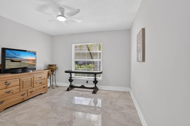 Beautifully updated 4BR/3BA pool home w/long lake views in - photo 33