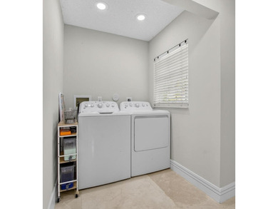 Beautifully updated 4BR/3BA pool home w/long lake views in - photo 34