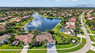 Beautifully updated 4BR/3BA pool home w/long lake views in - photo 38