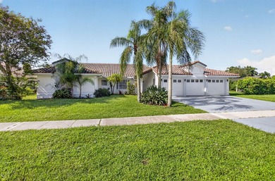 Beautifully updated 4BR/3BA pool home w/long lake views in - photo 40