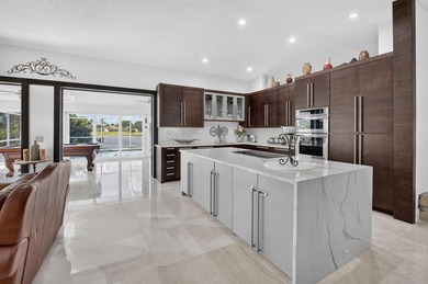 Beautifully updated 4BR/3BA pool home w/long lake views in - photo 47