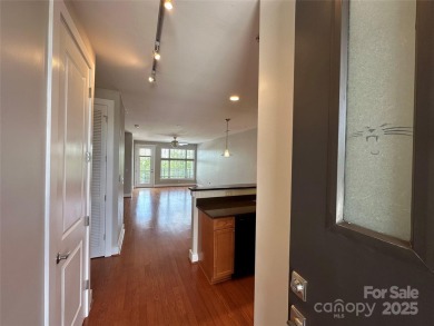 !!!! PRICE REDUCTION !!!! UPTOWN LIVING IN BEAUTIFUL VIBRANT 3RD