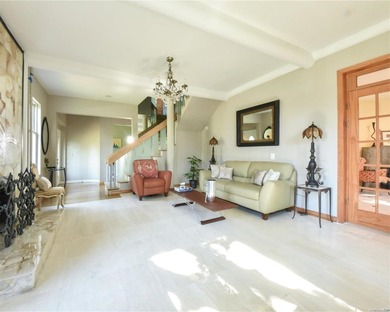 Classic Center Hall Colonial completely renovated. Extra large - photo 9
