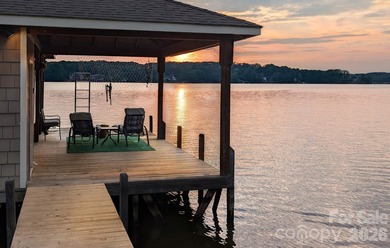 Spectacular sunsets and refined architectural details define - photo 4