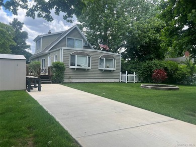 Welcome to 32 Coolidge located in desirable Bellmore. This 4/5 - photo 1