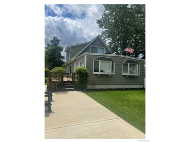 Welcome to 32 Coolidge located in desirable Bellmore. This 4/5 - photo 2