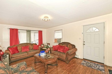 Welcome to 32 Coolidge located in desirable Bellmore. This 4/5 - photo 5