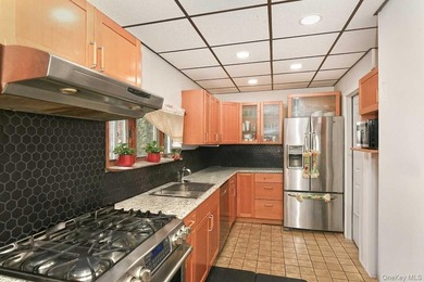 Welcome to 32 Coolidge located in desirable Bellmore. This 4/5 - photo 6