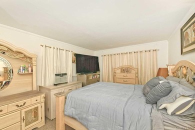 Welcome to 32 Coolidge located in desirable Bellmore. This 4/5 - photo 10