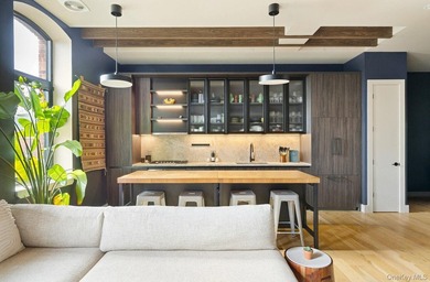 Oversized south-facing 2BR loft with 11' ceilings + private - photo 3