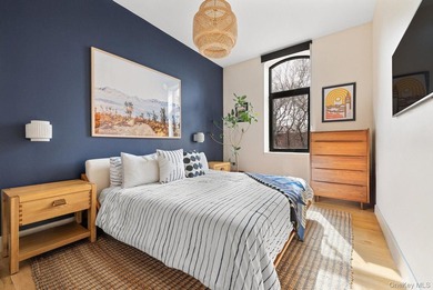 Oversized south-facing 2BR loft with 11' ceilings + private - photo 4