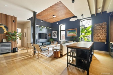 Oversized south-facing 2BR loft with 11' ceilings + private - photo 9