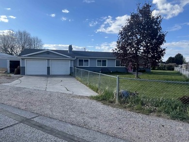 Charming one-level home featuring 4 bedrooms and 2 bathrooms on - photo 3