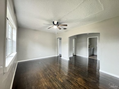 Charming 3 bedroom cottage lose to the Navy base. Very close and - photo 3