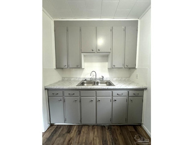 Charming 3 bedroom cottage lose to the Navy base. Very close and - photo 8
