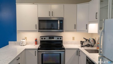 Welcome to easy, low-maintenance living, and lots of usable - photo 2