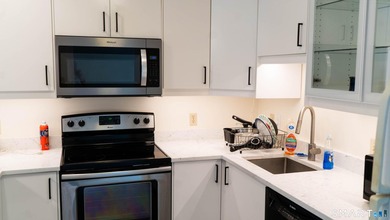 Welcome to easy, low-maintenance living, and lots of usable - photo 7