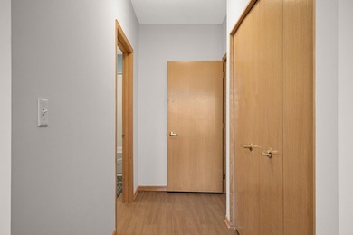 Move right into this beautifully updated top-floor North Loop - photo 18