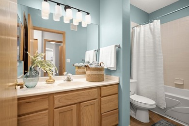 Move right into this beautifully updated top-floor North Loop - photo 19