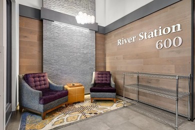 Move right into this beautifully updated top-floor North Loop - photo 26