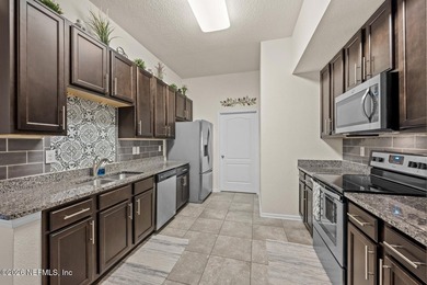 This meticulously maintained retreat is perfectly positioned - photo 14