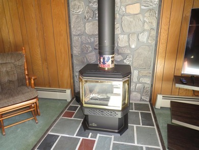 Welcome home to this well-maintained 3-bedroom, 1-bath property - photo 11