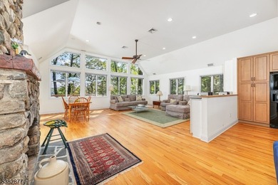 Contemporary Elegance with Stunning Lake Views. Welcome to this - photo 14