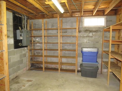 Welcome home to this well-maintained 3-bedroom, 1-bath property - photo 24