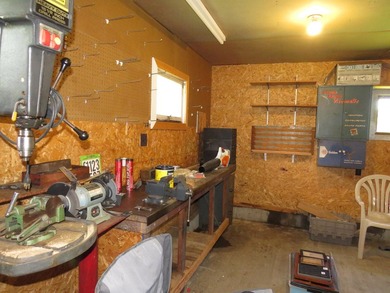 Welcome home to this well-maintained 3-bedroom, 1-bath property - photo 26