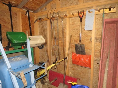 Welcome home to this well-maintained 3-bedroom, 1-bath property - photo 31