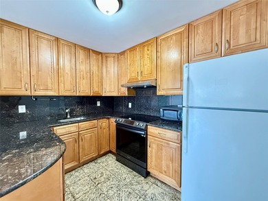 A well maintained 2 bedrooms, 2 bathrooms condo in Flushing