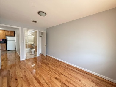 A well maintained 2 bedrooms, 2 bathrooms condo in Flushing
