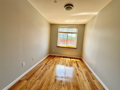 A well maintained 2 bedrooms, 2 bathrooms condo in Flushing