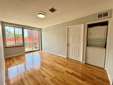 A well maintained 2 bedrooms, 2 bathrooms condo in Flushing