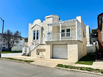 Beachside Stucco Legal 2 Family home on Double lot with Parking - photo 2