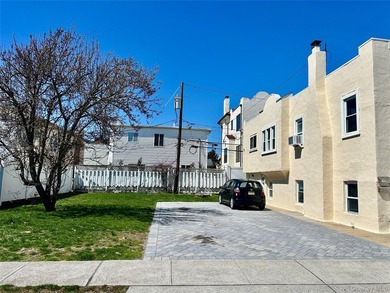 Beachside Stucco Legal 2 Family home on Double lot with Parking - photo 3