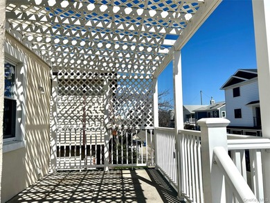 Beachside Stucco Legal 2 Family home on Double lot with Parking - photo 4
