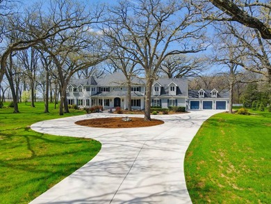Welcome to an extraordinary estate set on over 2.4 private acres - photo 2