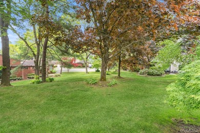 Welcome to Estates II Manhasset, an exquisitely updated Belaire - photo 18