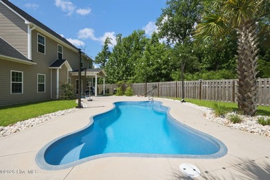 Tucked away on a small, quiet cul-de-sac, this spacious - photo 3
