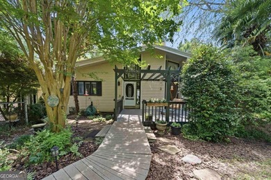 Escape to the lake in this beautiful 3-bedroom, 2-bath cottage - photo 1