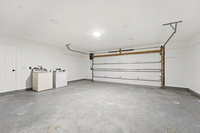 Welcome to this beautiful 4 bedroom 2 bathroom pool home in - photo 28