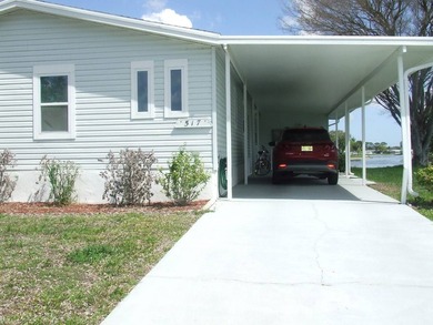 SPECTACULAR VIEW OF THE LAKE-LARGE 3 BEDROOM/ 2 BATH- LAMINATE - photo 3