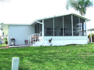 SPECTACULAR VIEW OF THE LAKE-LARGE 3 BEDROOM/ 2 BATH- LAMINATE - photo 4