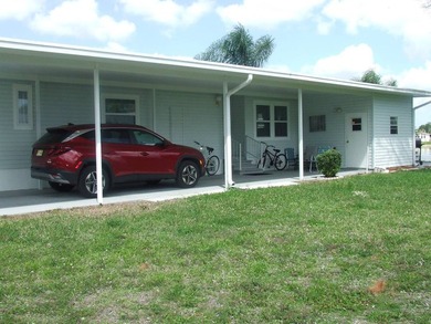 SPECTACULAR VIEW OF THE LAKE-LARGE 3 BEDROOM/ 2 BATH- LAMINATE - photo 6