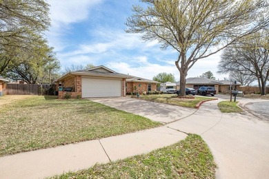 Pool, cul-de-sac & steps to Lake Wichita trails! Spacious - photo 2