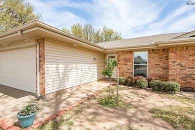 Pool, cul-de-sac & steps to Lake Wichita trails! Spacious - photo 3