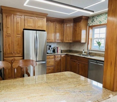 This exceptional 3-bedroom, 2-bathroom single-family home - photo 4